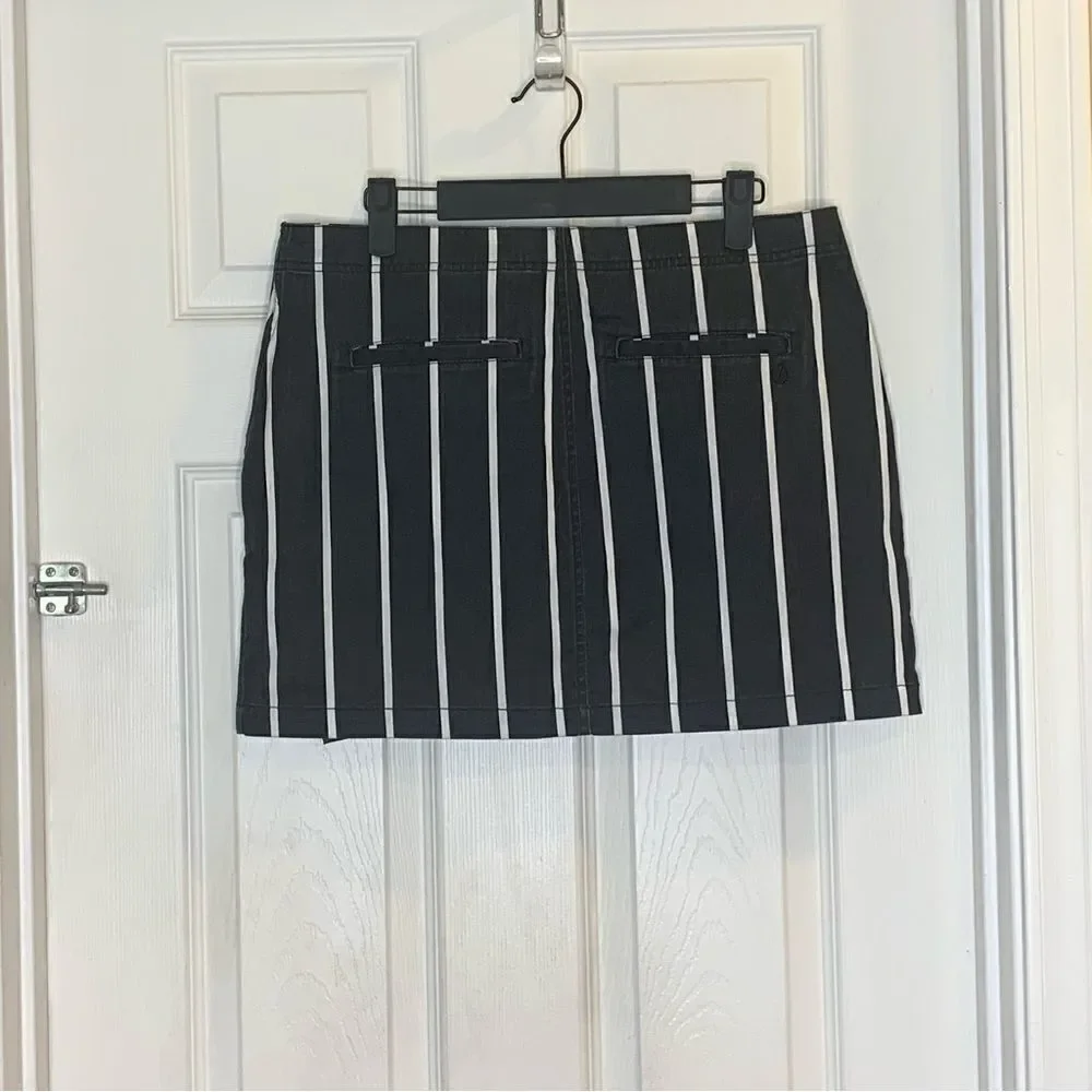 VOLCOM: The Frochickie Skirt Size Medium